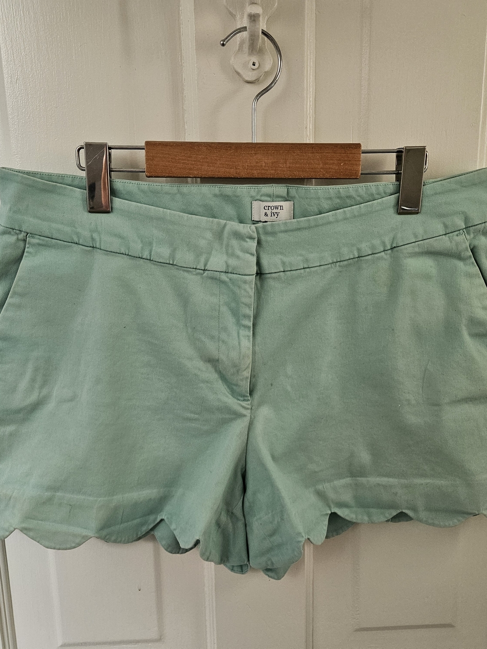 Crown & Ivy Mint Green Scalloped Hem Chino Shorts Size 14 Stretch